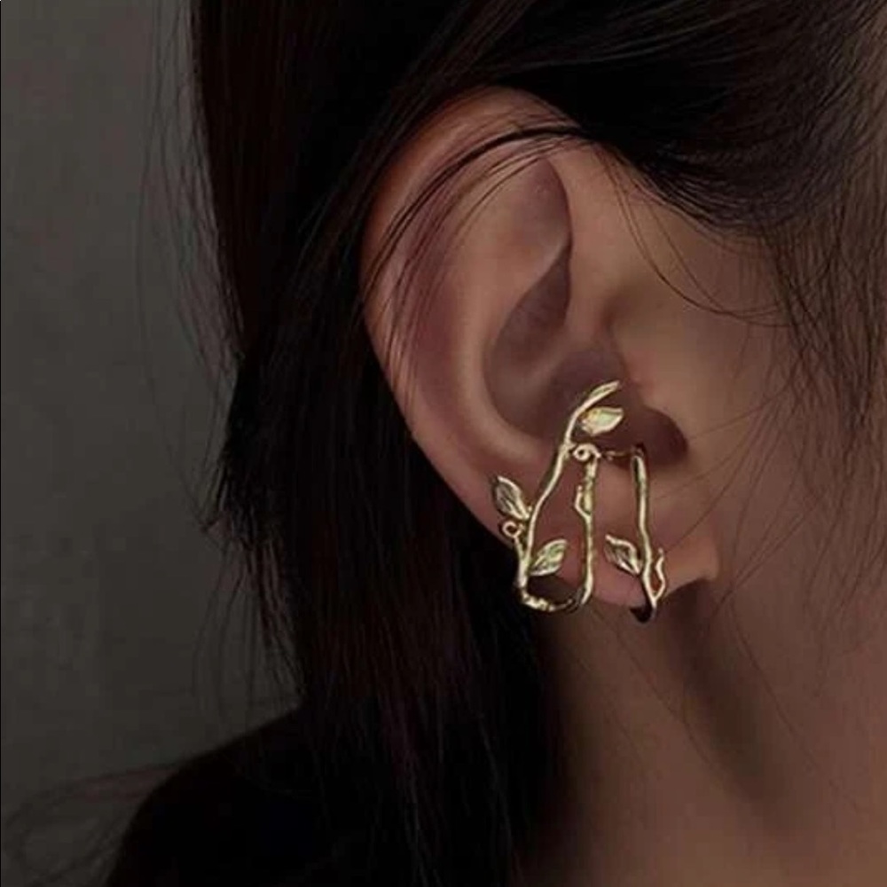 Gold plated ivy leaf earring